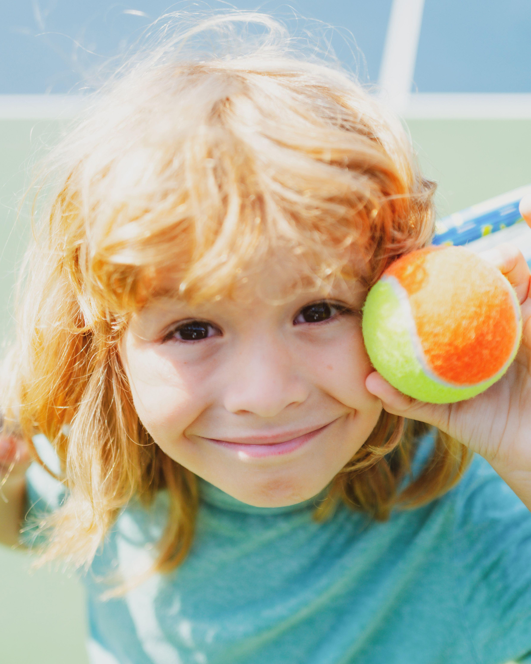 Dzieci grają w tenisa